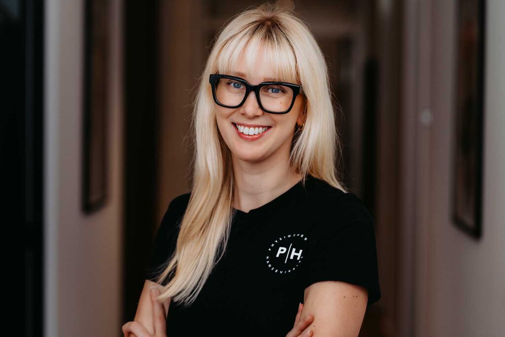 Praxismanagerin Sabine Groh steht vor dem Backsteingebäude der Physiotherapie Hanseviertel in Lüneburg