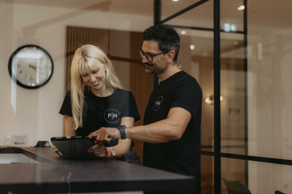 Physiotherapeut Felix Groh und Sabine Groh am Empfang der Physiotherapie Hanseviertel in Lüneburg