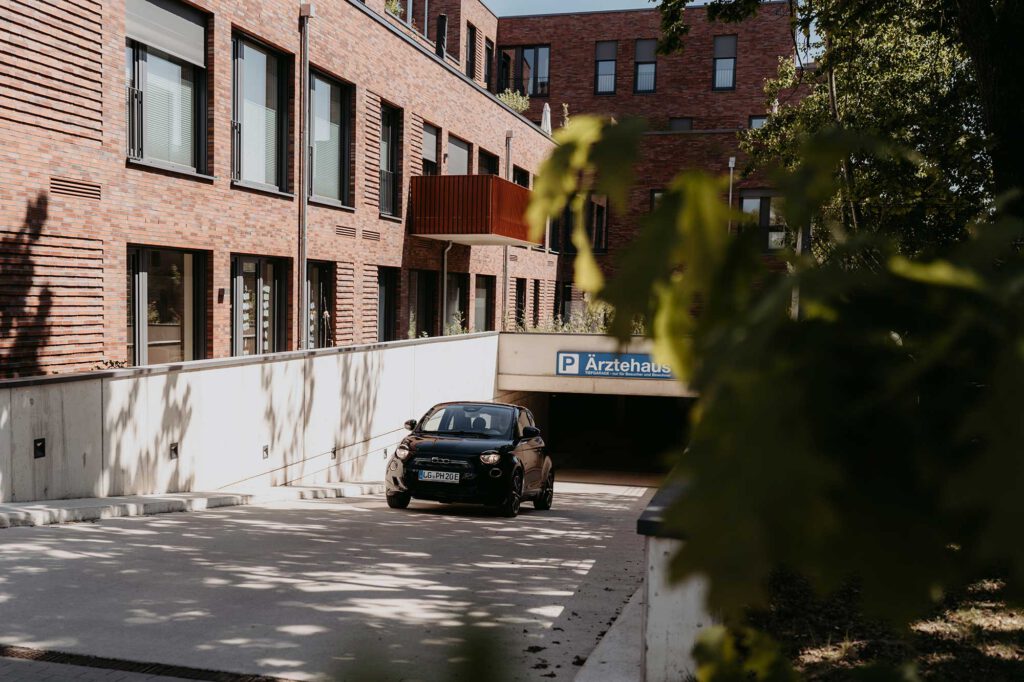 Felix Groh auf der Fahrt zu einem Physiotherapie Hausbesuch in Lüneburg in einem elektrischen Fiat 500.