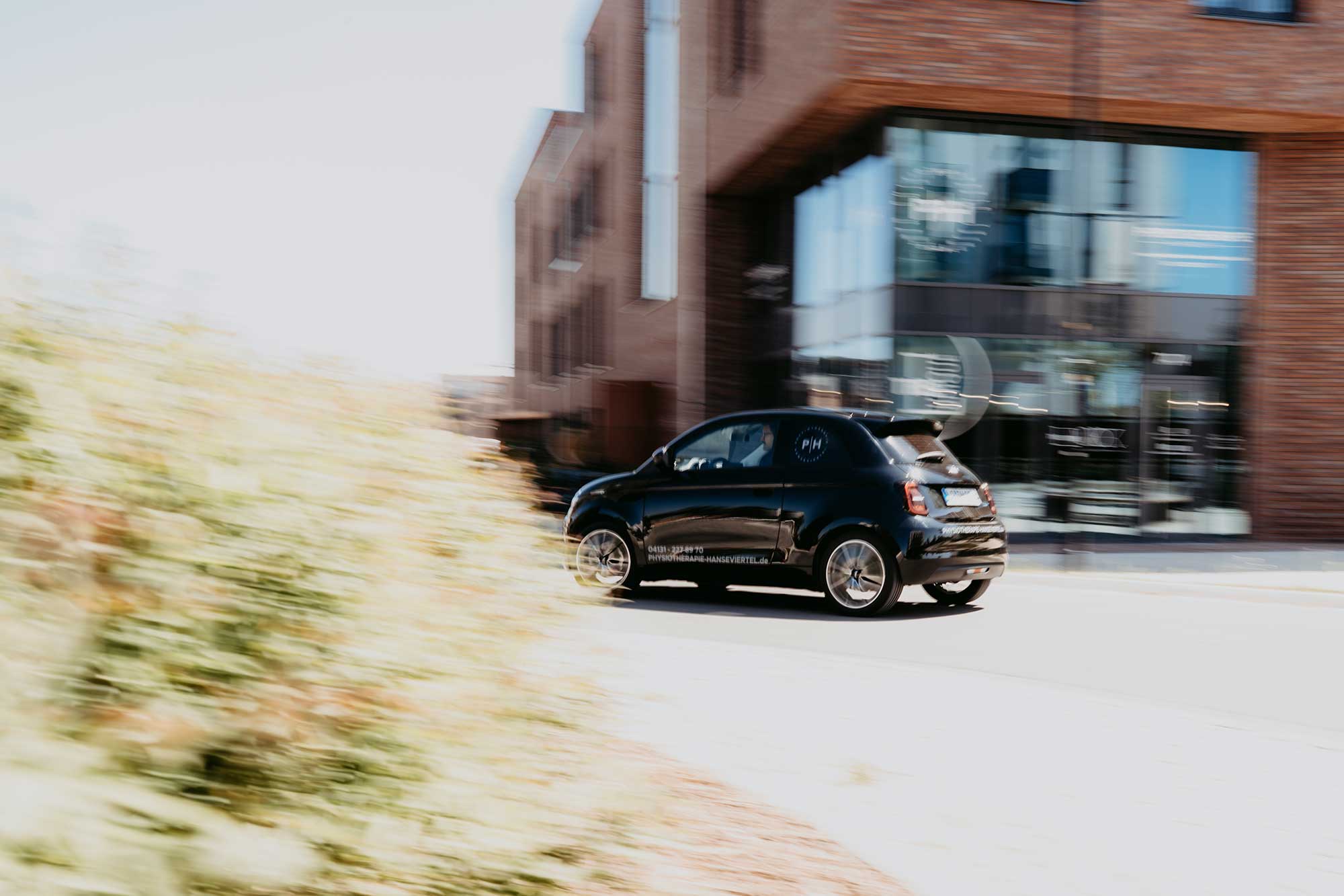 Felix Groh fährt mit seinem Fiat 500 Elektro zu einem Physiotherapie Hausbesuch in Lüneburg