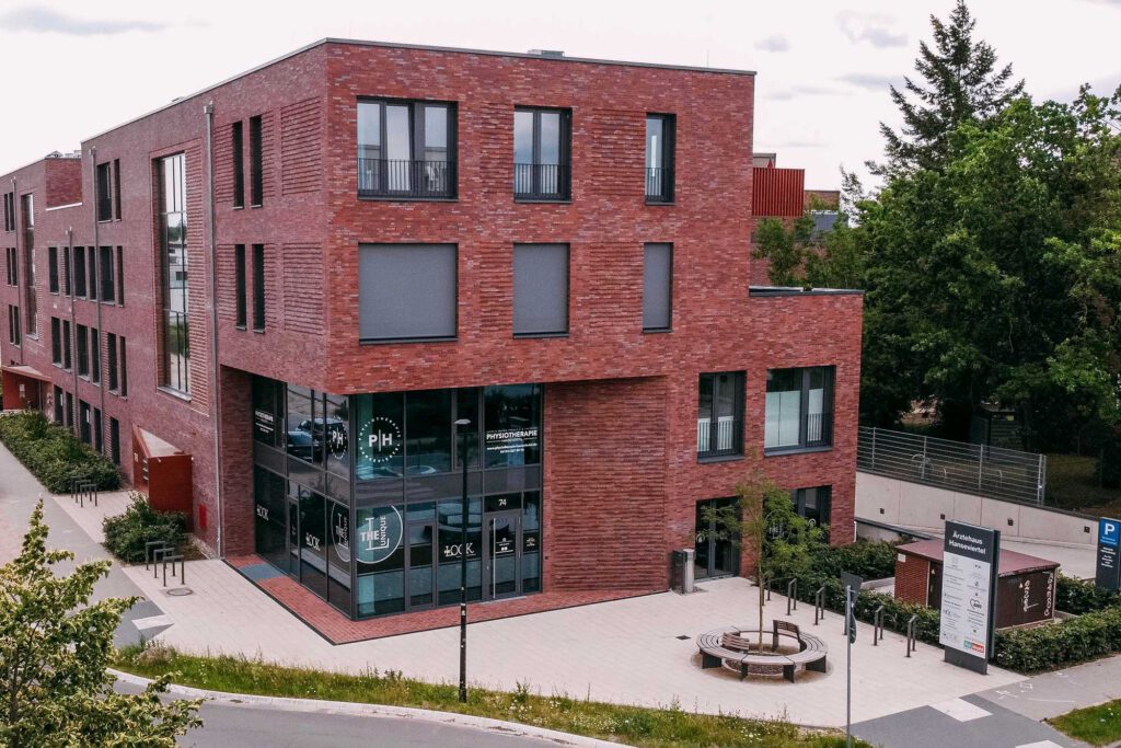 Drohnenaufnahme des Ärztehauses in Lüneburg. Im ersten Stock sieht man die Fensterfront der Phyiotherapie Hanseviertel.